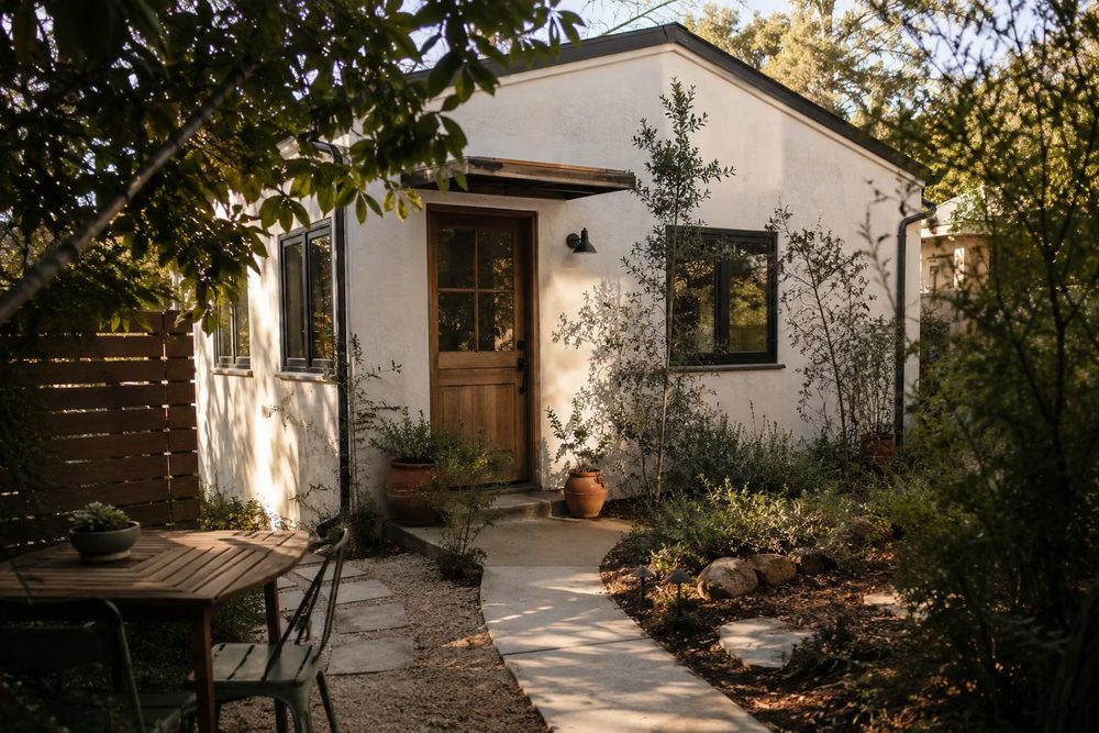 Detached accessory dwelling unit behind a Los Angeles home